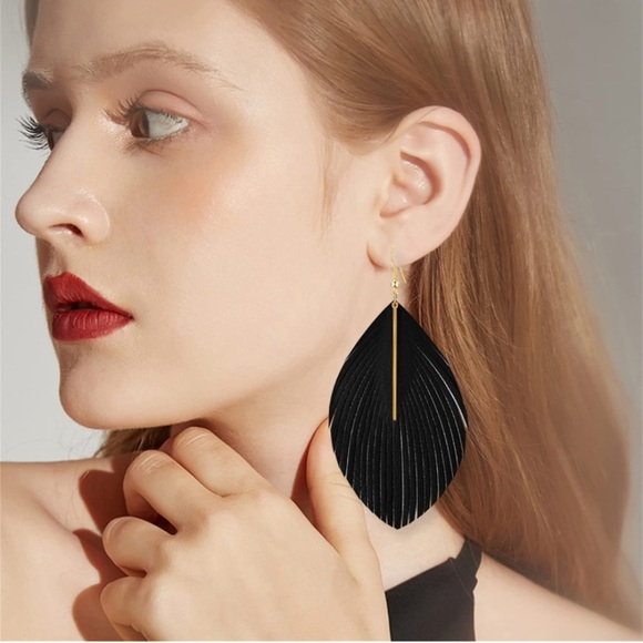 ✨ NWT Bohemian Fringe Leather Earrings ✨Hand Crafted ✨Artisan✨ - Picture 1 of 5